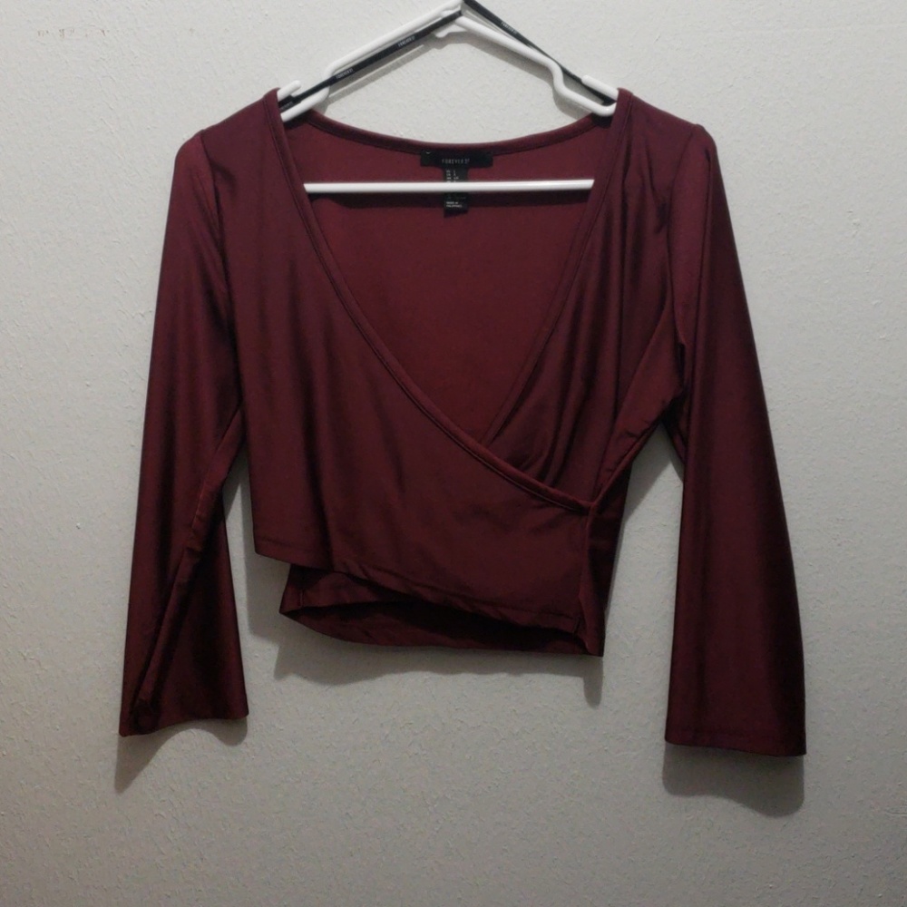 Mid sleeved crop top